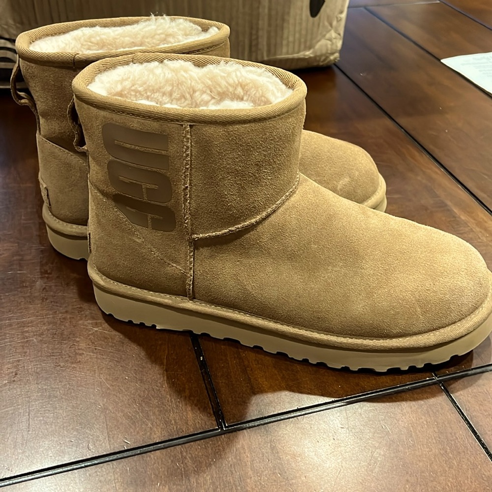 Ugg Mini Classic Logo-chestnut bootie, size 10
